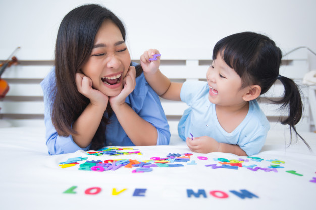 Con vào lớp 1: Kinh nghiệm học online HOT nhất 2021 4 Trò chuyện, vui vẻ cùng con khi bước vào lớp 1