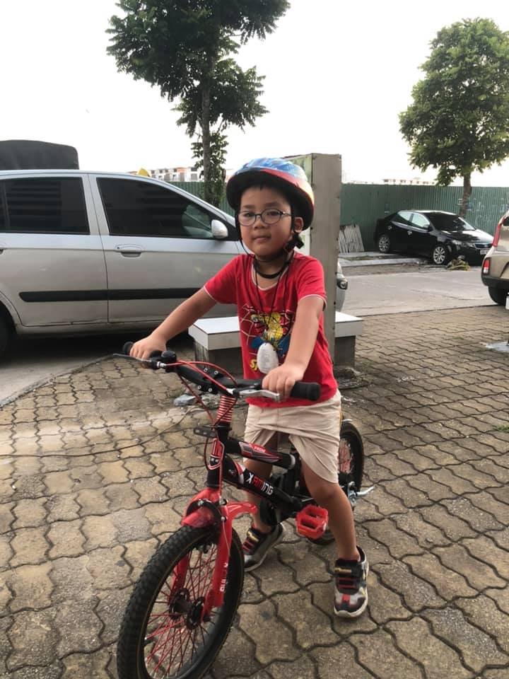 Con trai mẹ Nguyễn Dung vừa đạp xe vừa "tắm ngôn ngữ" với loa giọt nước